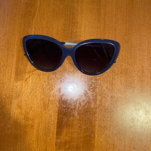 Chic Black Cat-Eye Sunglasses